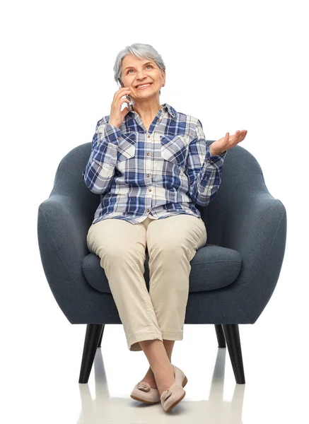 그리고 노인들의 현대의 의자에 나이든 여성에게 미소짓고 스마트폰을 — 스톡 사진