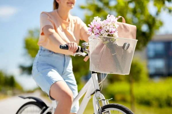 People Leisure Lifestyle Close Woman Flowers Bag Basket Bicycle City — Foto Stock