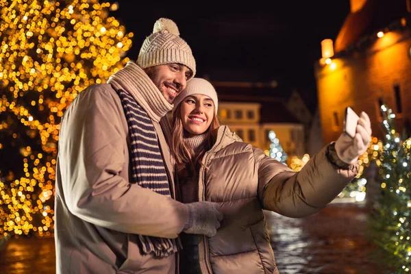 Wintervakantie Mensen Concept Gelukkig Glimlachend Paar Selfie Met Smartphone Kerstboom — Stockfoto