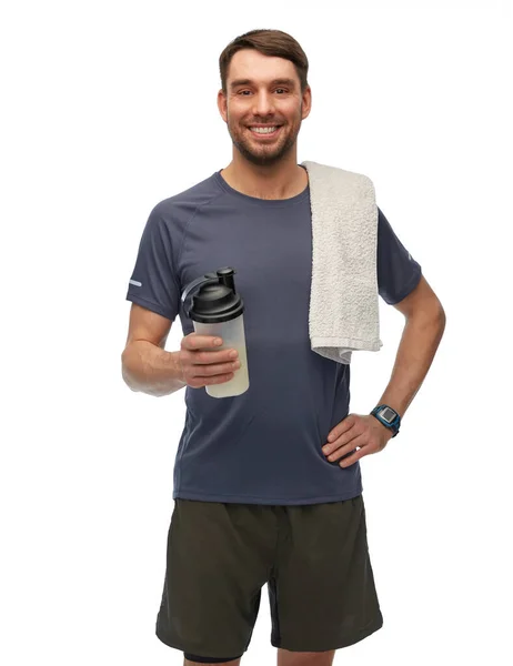 运动和健康的生活方式概念 身穿运动服 头戴蛋白奶瓶和毛巾 头戴白色背景的笑容男子 — 图库照片