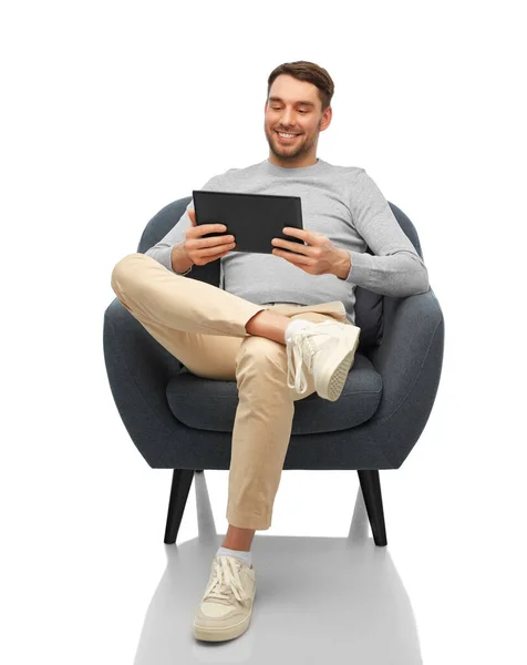 Personas Tecnología Concepto Muebles Hombre Sonriente Feliz Con Computadora Tableta — Foto de Stock