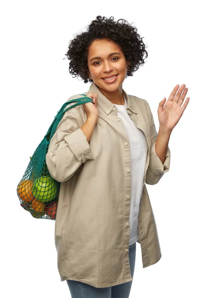 可持续发展 食品采购和生态友好概念 快乐微笑的女人拿着白色背景的可重复使用的蔬菜包 — 图库照片