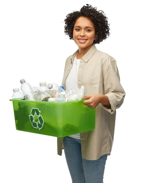 廃棄物の分別と持続可能性の概念 白い背景にゴミの入ったプラスチックの箱を持った若いアフリカ系アメリカ人女性の笑顔 — ストック写真