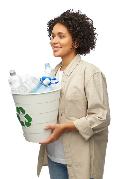 循环再造 废物分类及可持续发展概念 笑容可亲的女人拿着装有白色背景塑料瓶的循环再造箱 — 图库照片