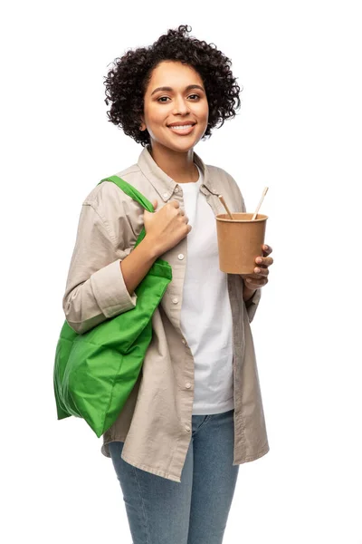 可持续发展 食物和生态友好概念 快乐的微笑女性 手持可重复使用的绿色购物袋和白色背景的筷子搭便车 — 图库照片