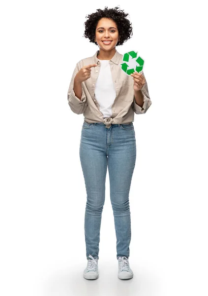 生态生活 环境与可持续发展概念 白色背景下持有绿色环保回收标志的快乐微笑女性的肖像 — 图库照片