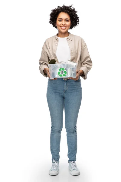 金属リサイクル 廃棄物分別 持続可能性の概念 白い背景に錫缶付きプラスチック製の箱を持つ幸せな女性 — ストック写真