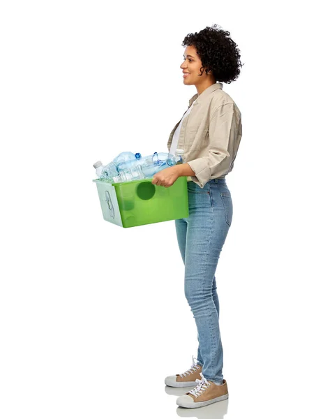 Återvinning Avfallssortering Och Hållbarhetskoncept Leende Kvinna Håller Låda Med Plastflaskor — Stockfoto