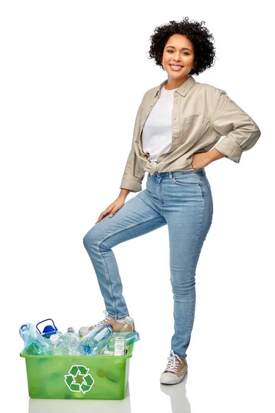 Переробка Сортування Відходів Концепція Стійкості Усміхнена Жінка Пластиковими Пляшками Коробці — стокове фото
