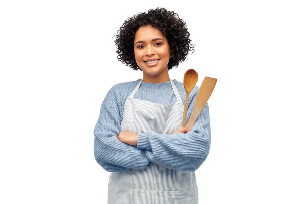 烹饪和人的观念 穿着围裙 头戴木制勺子 头戴白色背景的快乐微笑的女人 — 图库照片