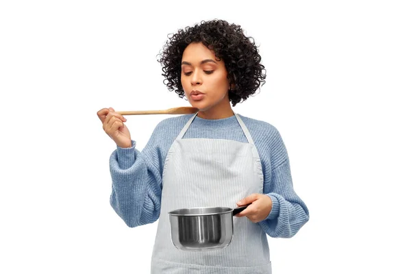 Food Cooking Culinary People Concept Happy Smiling Woman Apron Saucepan — 图库照片