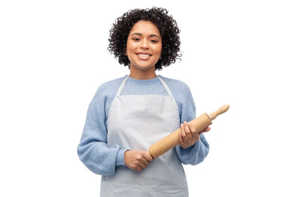 烹饪和人的概念 穿着围裙或烘焙面包 头戴白色背景的快乐微笑的女人 — 图库照片