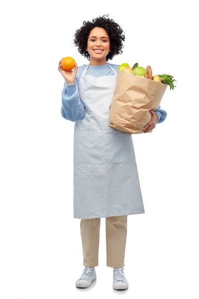 Koken Levering Mensen Concept Gelukkig Lachende Vrouw Schort Met Afhaalmaaltijden — Stockfoto