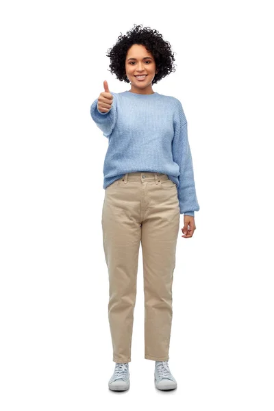 时尚和时尚观念 穿着蓝色毛衣和牛仔裤的快乐微笑的女人 在白色的背景上露出大拇指的姿势 — 图库照片