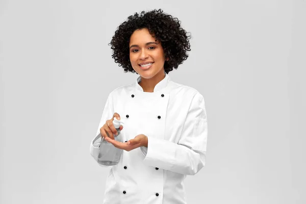 烹饪和人的概念 幸福的微笑女厨师 灰色背景下的手部清洁剂或液体肥皂 — 图库照片
