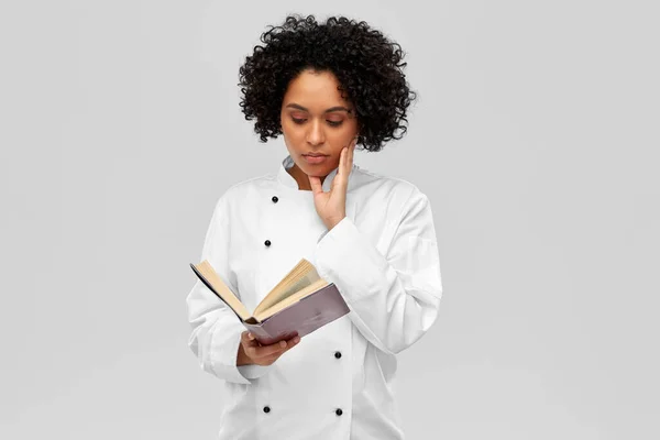 Кулинарная Кулинарная Человеческая Концепция Мыслящая Женщина Повар Куртке Читающая Книгу — стоковое фото