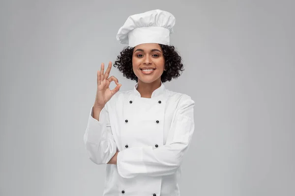 Kochen Kulinarik Und Menschen Konzept Glücklich Lächelnde Köchin Haube Zeigt — Stockfoto