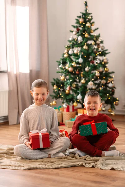 Christmas Winter Holidays Childhood Concept Happy Girl Boy Pajamas Gifts — Foto Stock