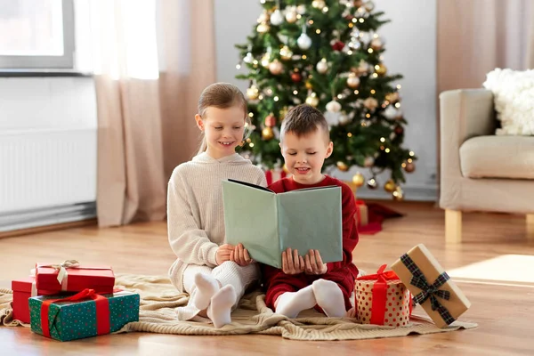 Christmas Winter Holidays Childhood Concept Happy Girl Boy Pajamas Reading — Foto Stock