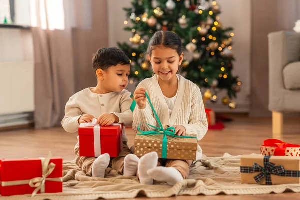 Рождество Зимние Праздники Детство Счастливая Маленькая Девочка Мальчик Открывая Подарки — стоковое фото