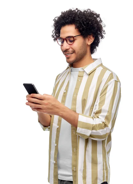 人与技术概念 戴着眼镜 头戴智能手机 背景为白色的快乐笑容男人 — 图库照片