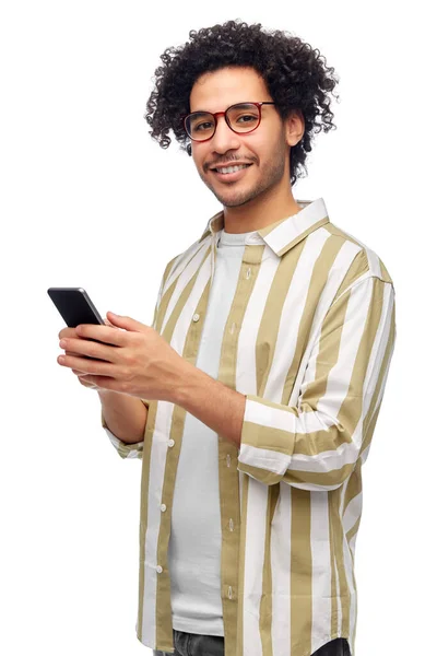 Люди Технологическая Концепция Счастливый Улыбающийся Человек Очках Смартфоном Белом Фоне — стоковое фото