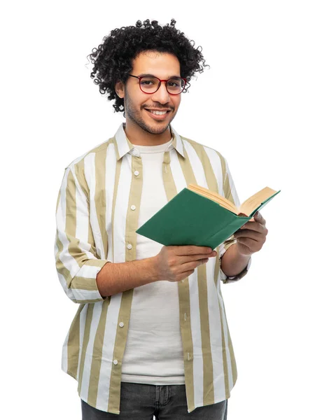 知識教育と人々の概念 白い背景の上に本を読んでガラスの幸せな笑顔の若い男 — ストック写真