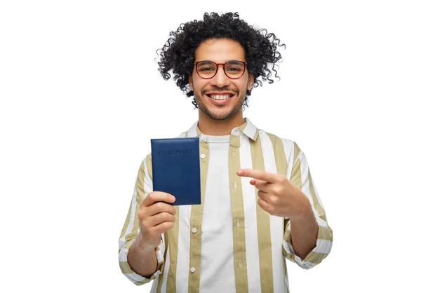 Belgeler Insanlar Konsepti Beyaz Arka Planda Pasaportu Olan Gülümseyen Adam — Stok fotoğraf