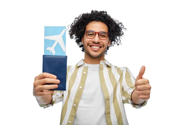 Concetto Viaggio Turismo Persone Uomo Sorridente Con Passaporto Biglietto Aereo — Foto Stock