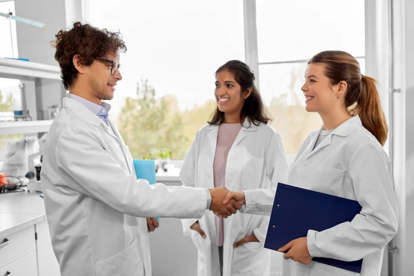 Vetenskap Arbete Och Människor Konceptet Internationell Grupp Glada Forskare Skakar — Stockfoto