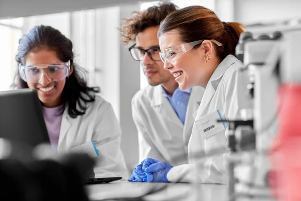 Conceito Pesquisa Científica Trabalho Pessoas Equipe Internacional Cientistas Com Computador — Fotografia de Stock