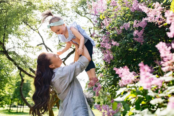 Сім Материнство Концепція Людей Щаслива Мати Маленькою Донькою Літньому Парку — стокове фото