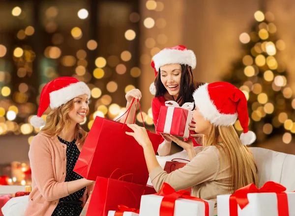 Christmas Holidays People Concept Smiling Women Santa Hats Shopping Bags — Stockfoto