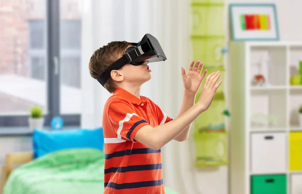 Virtual Reality Gaming Leisure Concept Boy Virtual Reality Headset Glasses — Fotografia de Stock