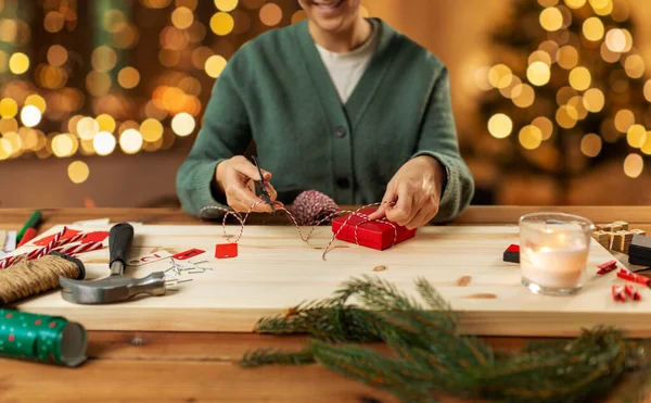 Winter Holidays Hobby Concept Close Happy Smiling Woman Box Rope — Stockfoto