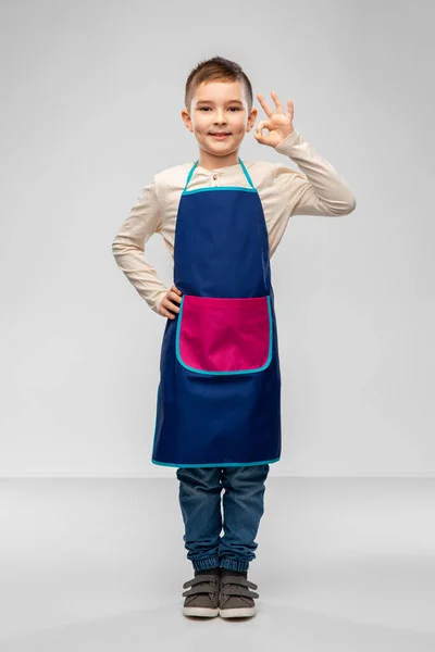 Gotowanie Kulinarne Zawodowe Pojęcie Szczęśliwy Uśmiechnięty Chłopczyk Fartuchu Pokazujący Gest Obrazek Stockowy