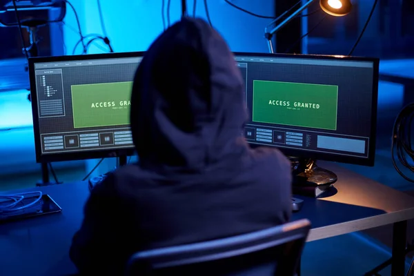 Киберпреступность Хакерская Технологическая Концепция Хакер Темной Комнате Взлома Системы Безопасности — стоковое фото