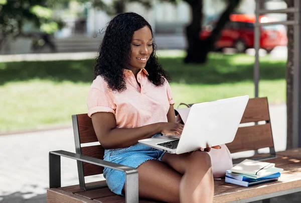 Tecnologia Educação Conceito Pessoas Menina Estudante Afro Americana Sorridente Feliz — Fotografia de Stock