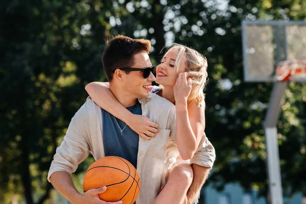 Sommerferien Liebe Und Menschen Konzept Glückliches Junges Paar Mit Ball — Stockfoto