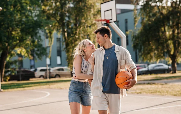 Sport Láska Lidé Koncept Šťastný Mladý Pár Míčem Basketbalovém Hřišti — Stock fotografie