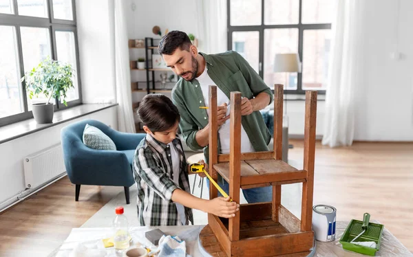 Família Diy Conceito Melhoria Casa Pai Filho Com Régua Medindo — Fotografia de Stock