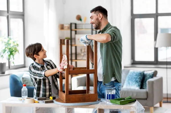 Renovação Diy Conceito Melhoria Casa Feliz Sorrindo Pai Filho Desengordurando — Fotografia de Stock