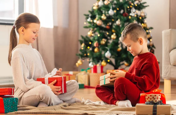 Рождество Зимние Каникулы Детство Счастливая Девочка Мальчик Пижаме Открывают Подарки — стоковое фото