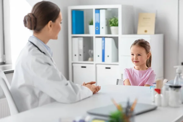 Medicine Healthcare Pediatry Concept Female Doctor Pediatrician Talking Little Girl — Stock Fotó