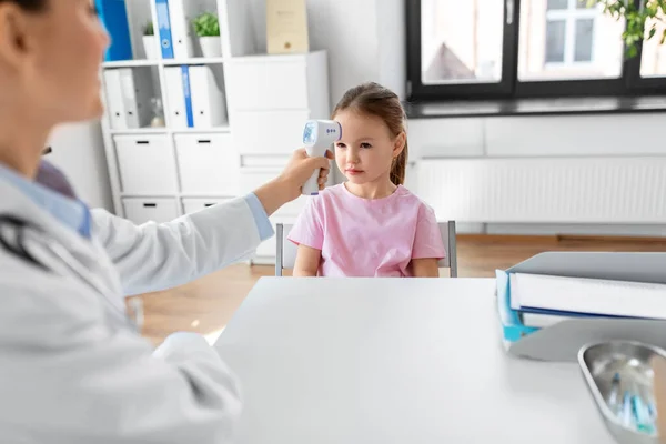 Medizin Gesundheitswesen Und Kinderheilkunde Ärztin Oder Kinderärztin Misst Temperatur Kleiner — Stockfoto