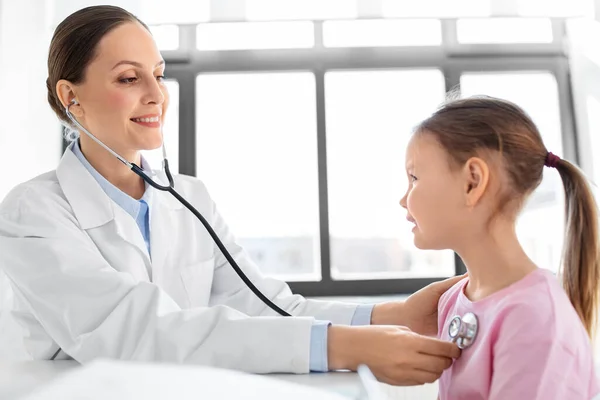 Medicina Assistenza Sanitaria Pediatria Medico Pediatra Donna Con Stetoscopio Paziente — Foto Stock