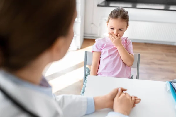 Medicina Cuidados Saúde Conceito Pediatria Médico Pediatra Tosse Paciente Menina — Fotografia de Stock