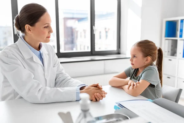 Medicine Healthcare Pediatry Concept Female Doctor Pediatrician Talking Little Girl — 스톡 사진