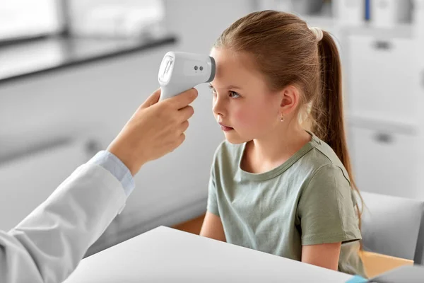 Medicin Sjukvård Och Pediatri Koncept Kvinnlig Läkare Eller Barnläkare Mäta — Stockfoto