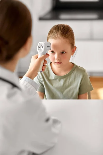 Concepto Medicina Atención Médica Pediatría Médico Pediatra Femenino Que Mide — Foto de Stock